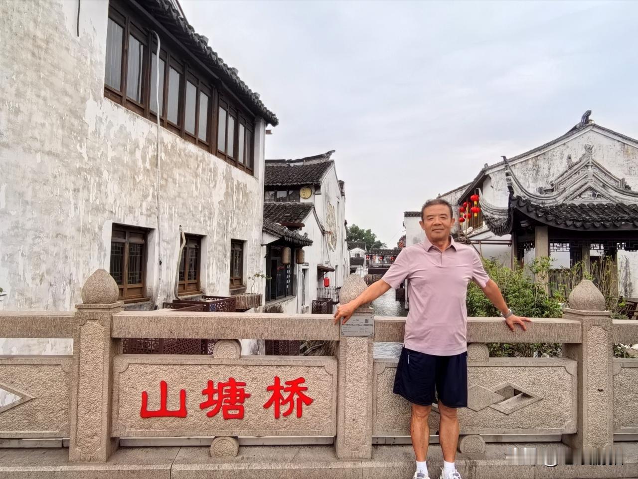 苏州七里山塘历史文化街区位于苏州古城西北角阊门外51
，东起渡僧桥，西至虎丘山。