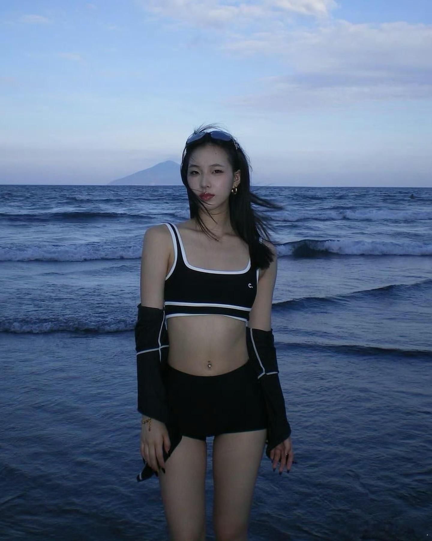 #小S大女儿戴脐钉##小S大女儿晒海边照# 小S大女儿晒海边照，戴脐钉的Elly