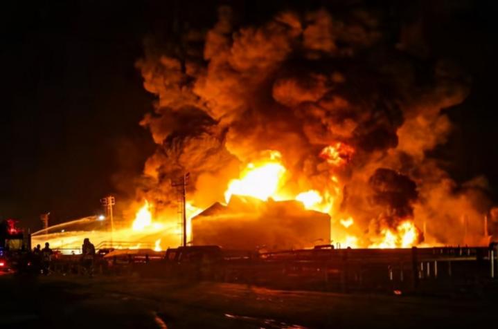 突发！伊朗阿巴斯港大规模爆炸，美军不宣而战突袭伊朗导弹阵地和港口

当地时间5月
