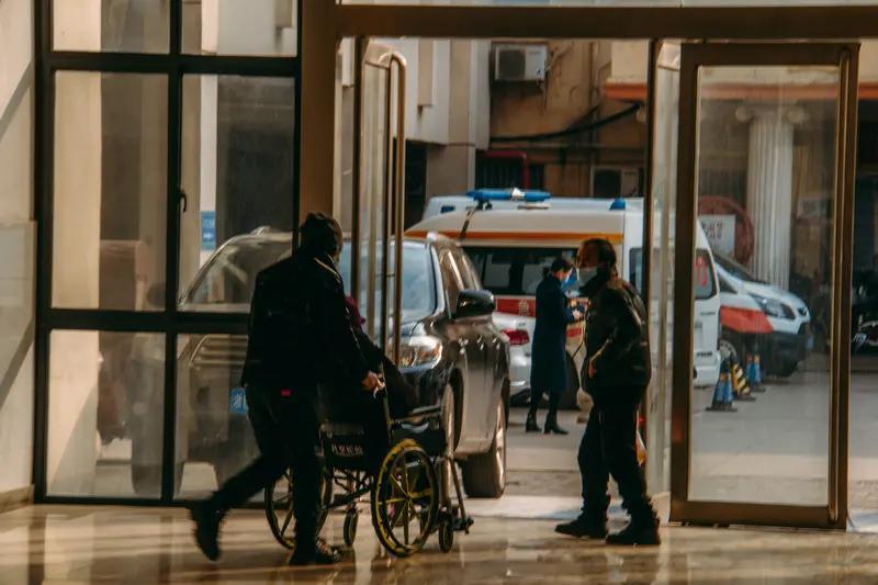 河南快递店争执引发“医疗风波”！女子索赔百万，真相令人震惊！

河南新郑，一场普