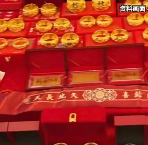 27 岁的小伙辛苦攒下积蓄，经人介绍认识了一名二婚带孩子的女子，两人相处没多久就