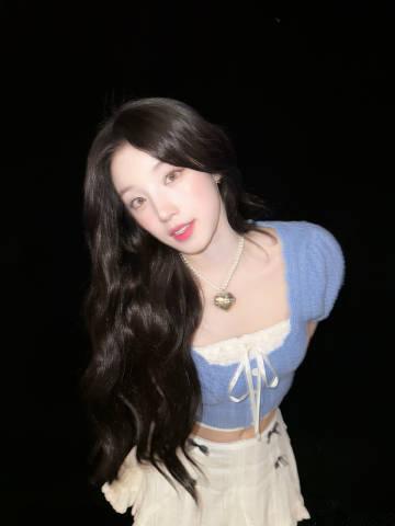 #宋雨琦祝妈妈生日快乐# ​#宋雨琦针织上衣#宋雨琦身着针织上衣，甜美可爱。在这