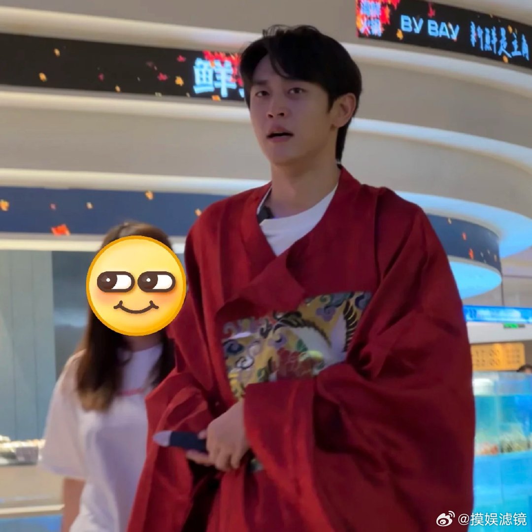 网友火锅店偶遇王天辰偶遇王天辰在火锅店拍摄 就这样帅得不行！白色上衣完全就是男神