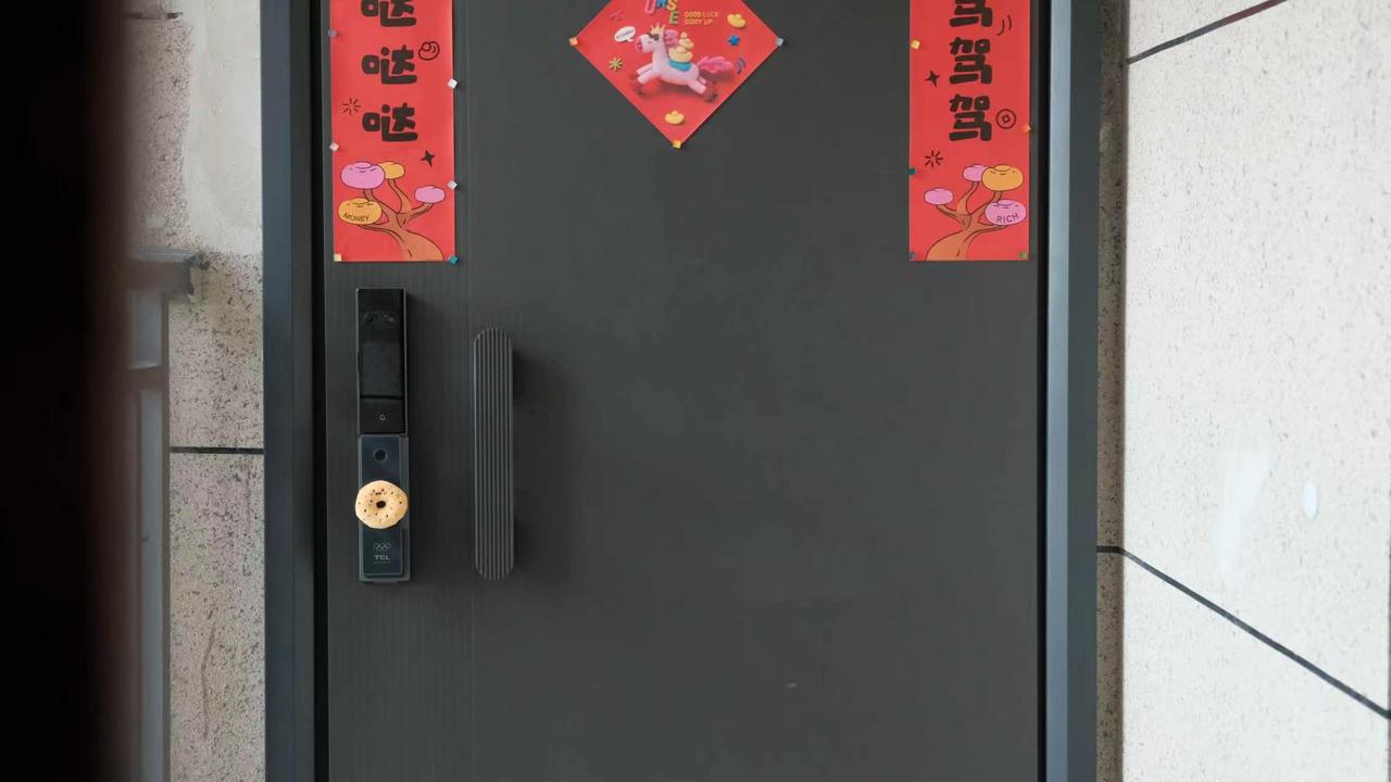 治愈日常琐碎，这把门锁太懂生活✨
小时候我们确实无忧无虑，家里的琐事都是父母操心