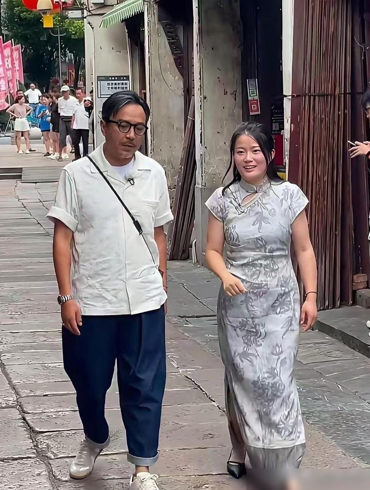 什么叫物是人非！
51岁的汪涵，最近被拍到在街头的生图，憔悴得让人差点没认出来