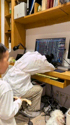大A消息

“妈妈你怎么了？”

“妈妈买的股票又跌了，呜呜”