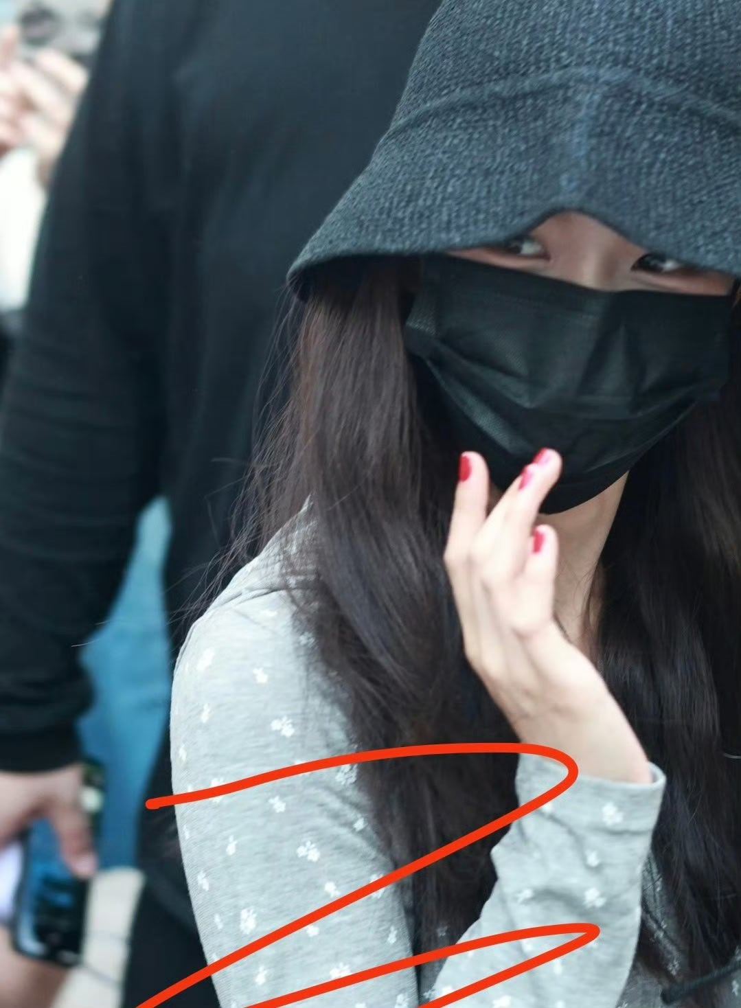 卢昱晓苏落薇眼妆 以灰棕哑光眼影为主，走低饱和灰调小烟熏路线，晕染柔和、不显厚重