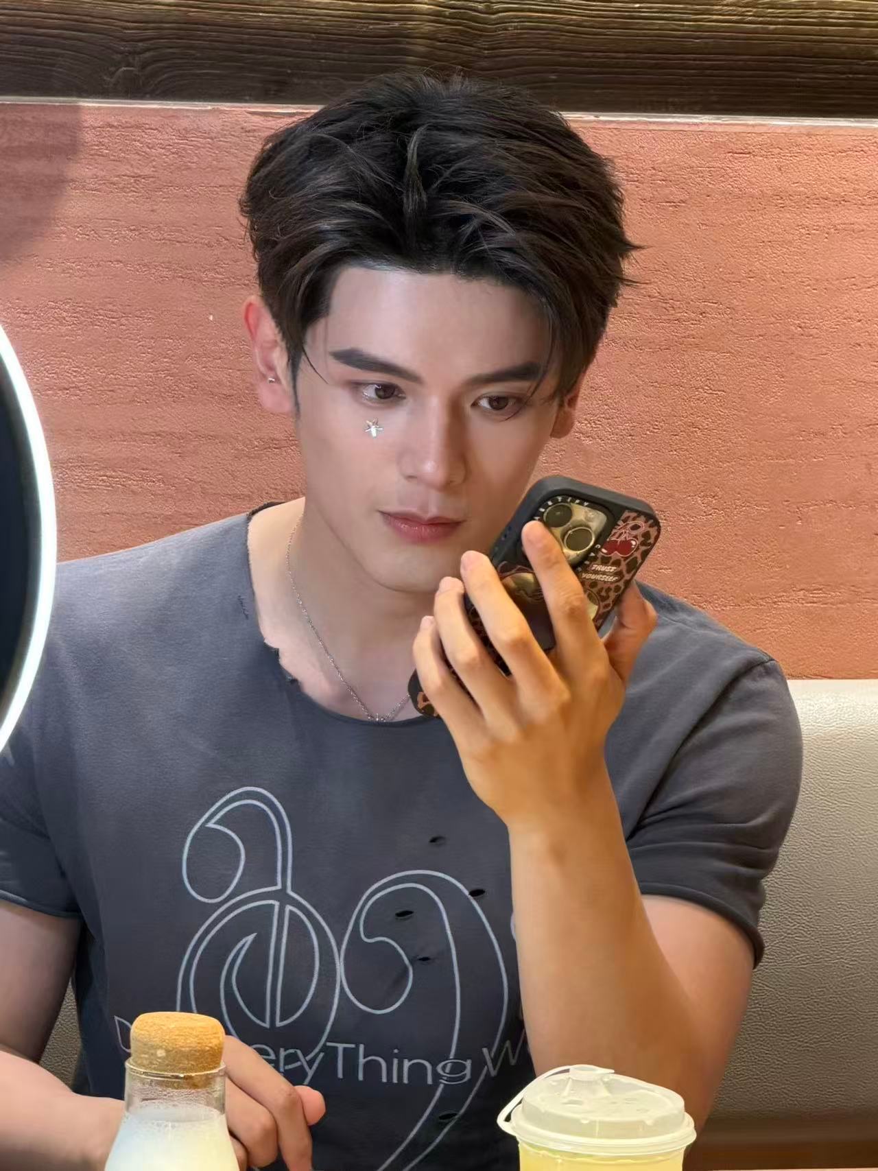 姚弛在北京请粉丝吃火锅姚弛北京请粉丝吃火锅 跟你们今晚和姚弛一起吃火锅的人拼了[