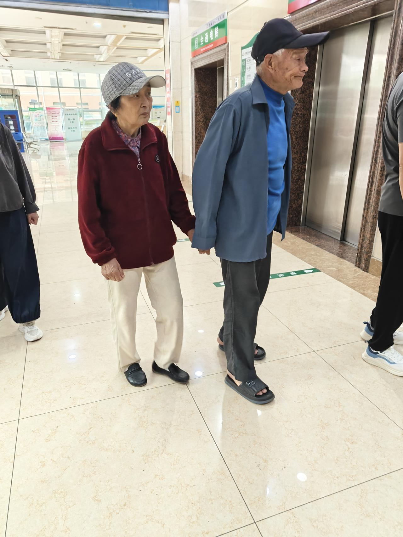 今天在医院被这对夫妻的举动感动到了，我又一次相信爱情了，“老来伴，老来伴”被具象
