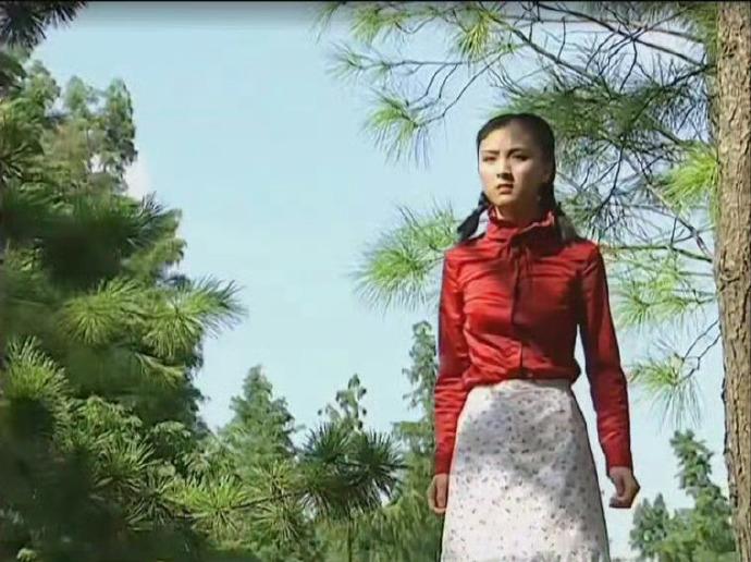 终于明白，原来碎花衣服的搭配秘诀是纯色衣服。 ​ ​​​