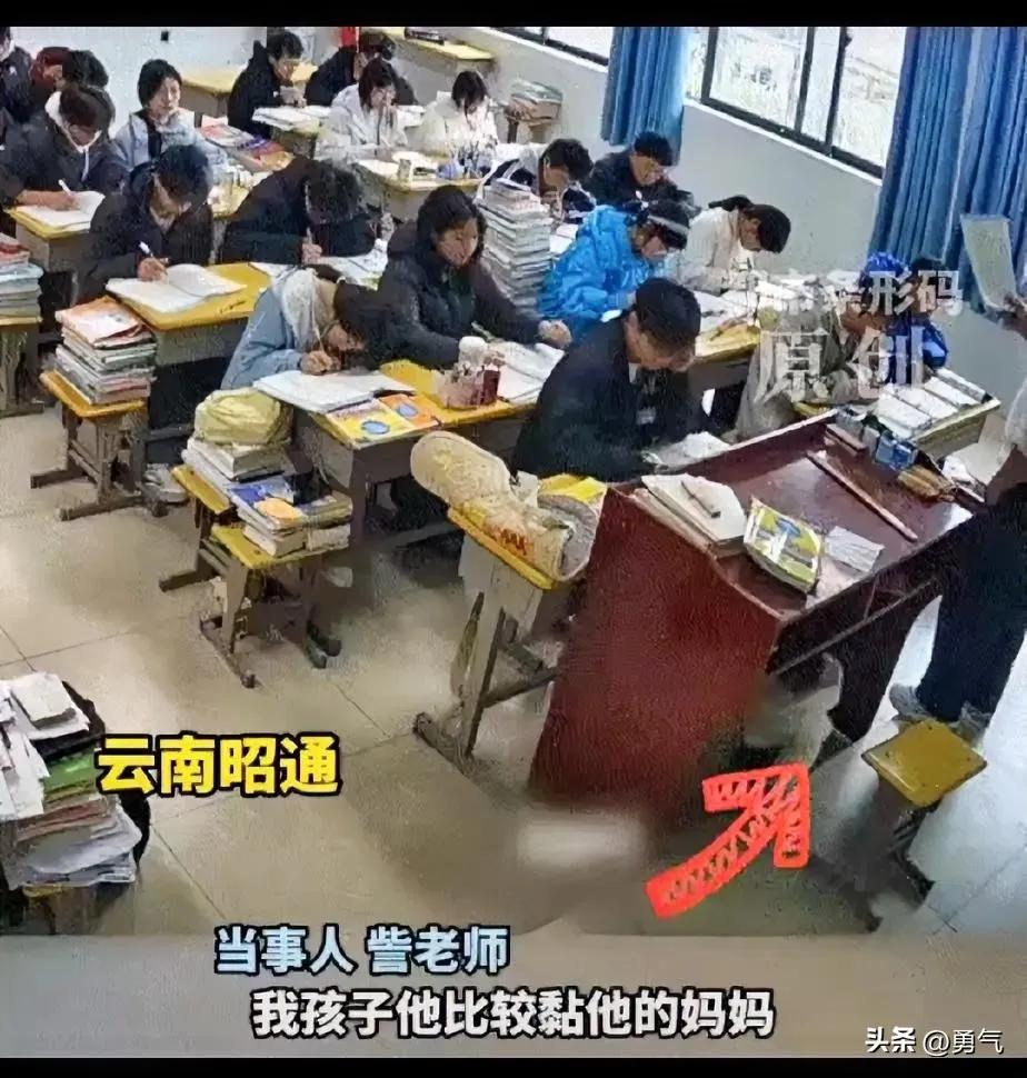 讲台前认真讲课，身后却总跟着一岁多的小跟班，背后故事看哭无数人。
云南这位乡村男