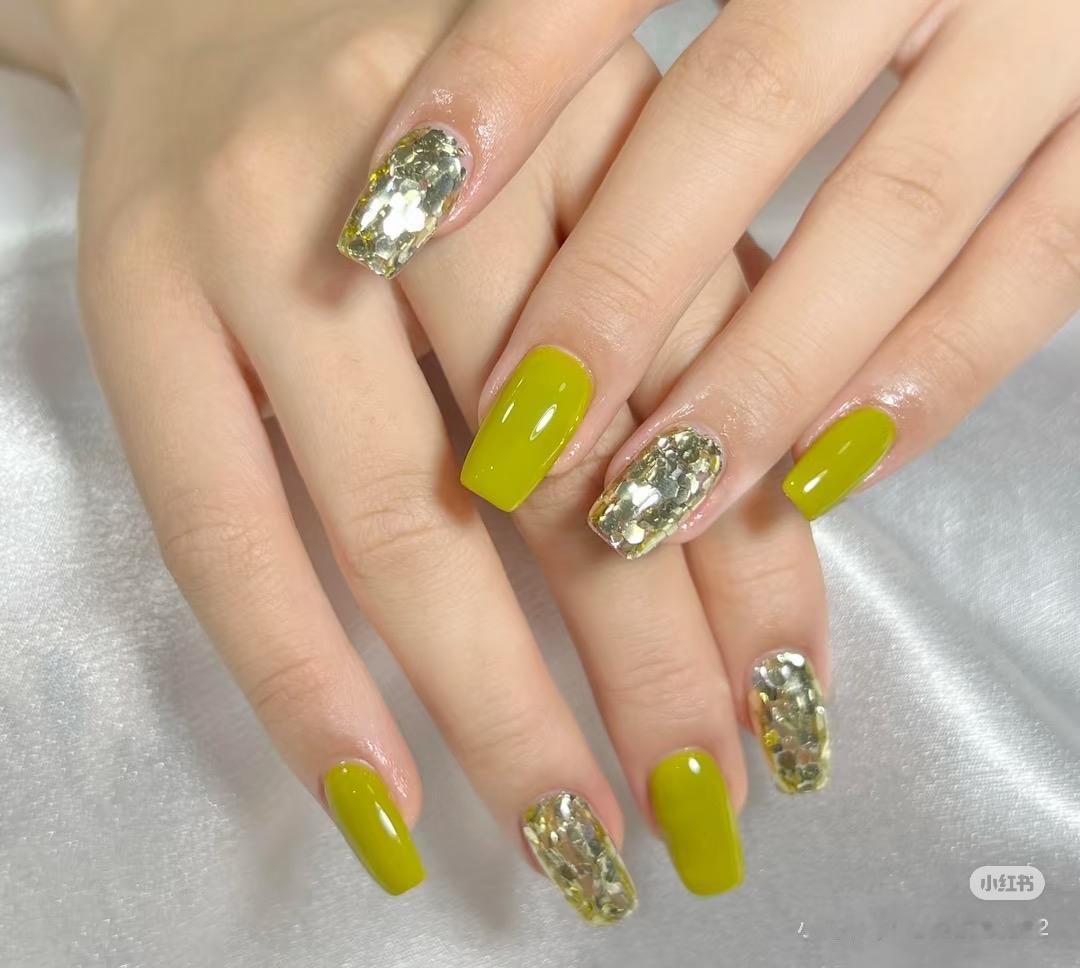 夏天就该做糖果色美甲🍬
一伸手就是好心情～
清清爽爽彩色系
显白又元气满满
十