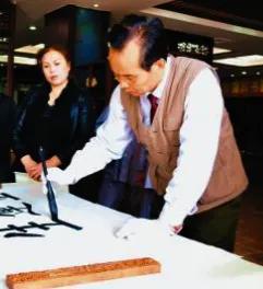 方圆天地，为头条联友对联：
笔墨流雅韵，
弦琴起佳音。