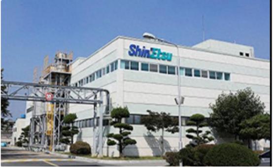 日本化工巨头信越化学，扔下一个重磅决定。他们要在日本本土，从零开始，建一座全新的