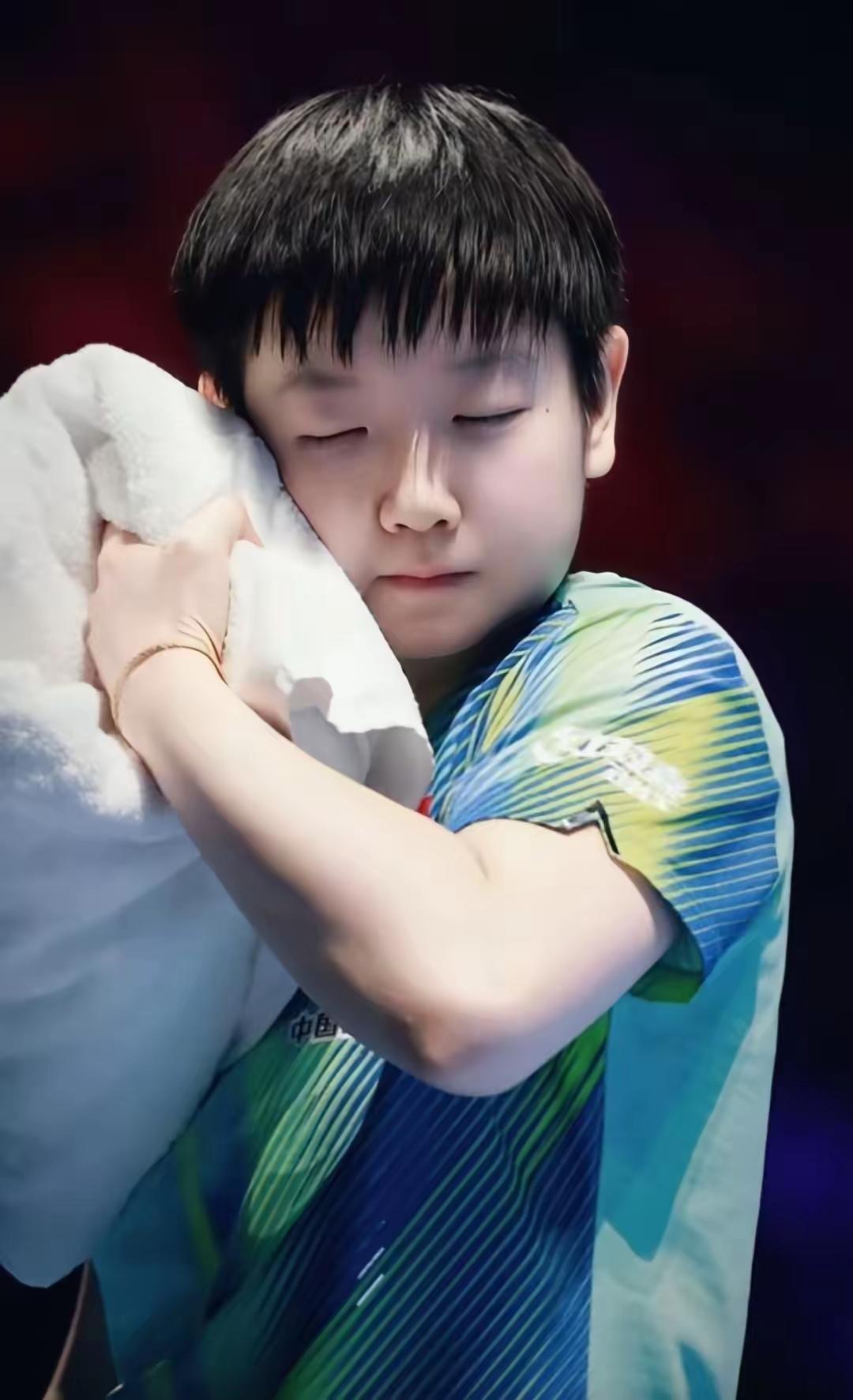 莎莎的耳朵简直和佛像上的一样，天庭饱满地阁方圆，福像佛像，福娃宝宝，天必佑之！