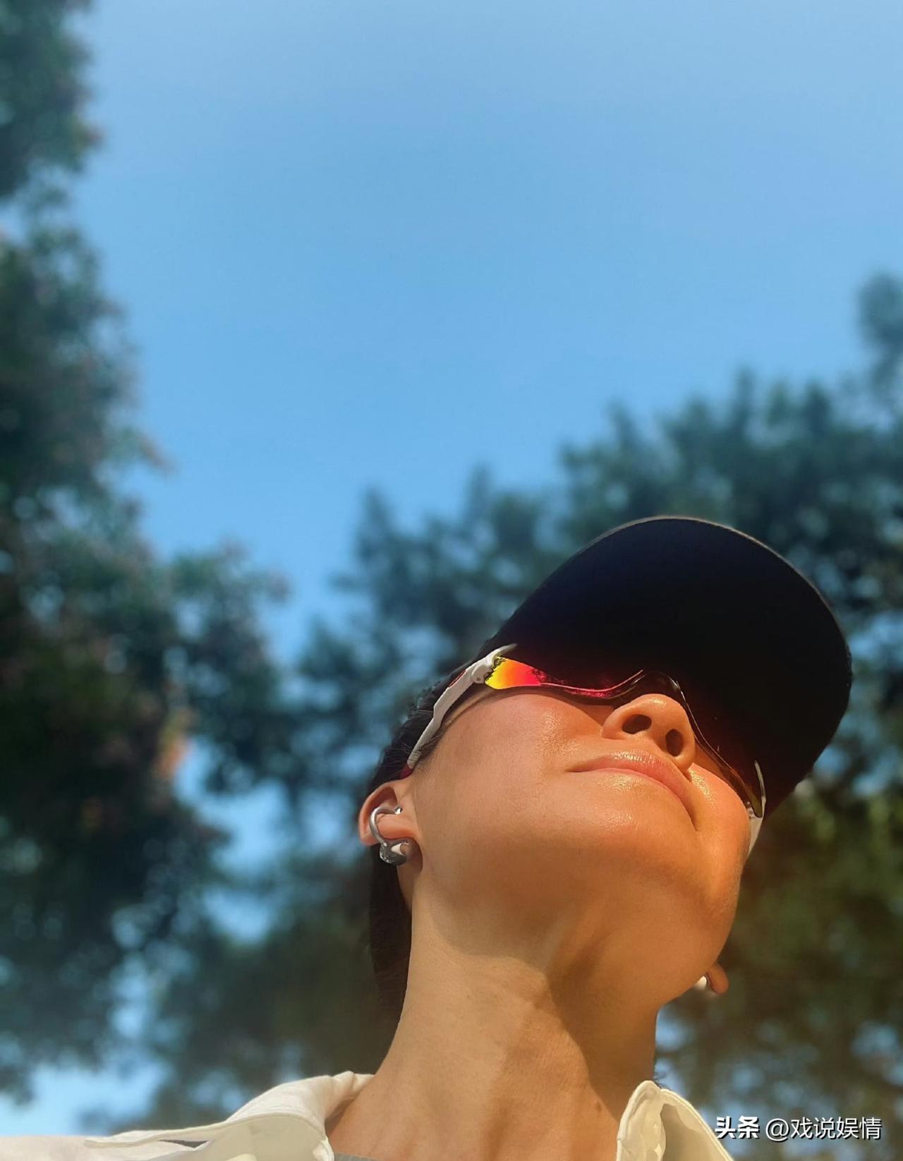 刘琳分享近照，拍照角度清奇！
2月24日，刘琳分享了一组春节期间拍摄的照片。只见