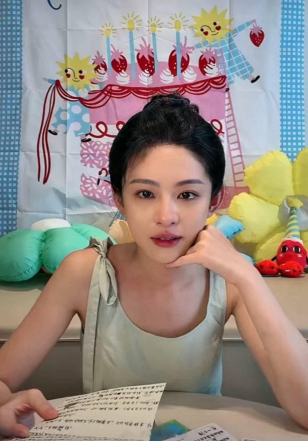 赵晴直播哭了赵晴生日直播读到粉丝手信红了眼眶，这份双向的温柔太动人，当天镜头里颜