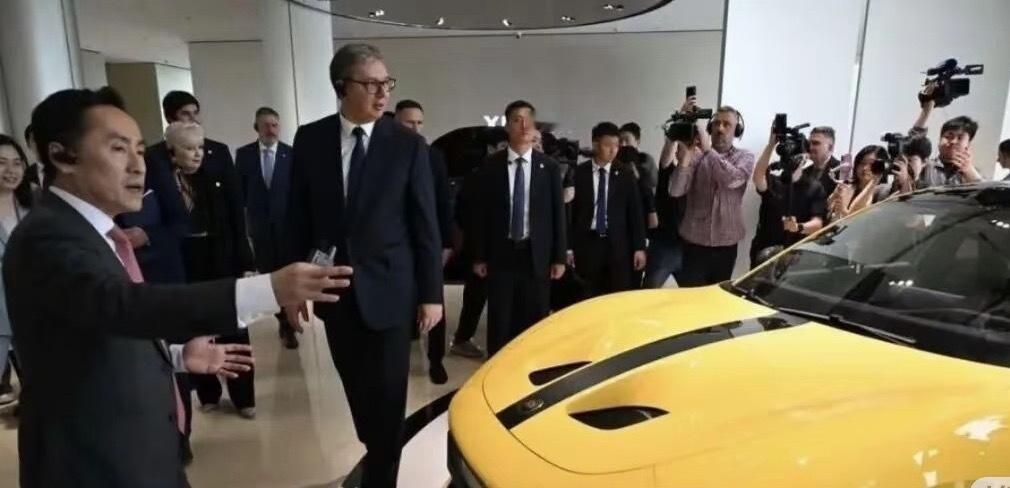 雷军回应武契奇说小米车漂亮但买不起一句话，总统清廉，雷军情商不高💸武契奇月薪约