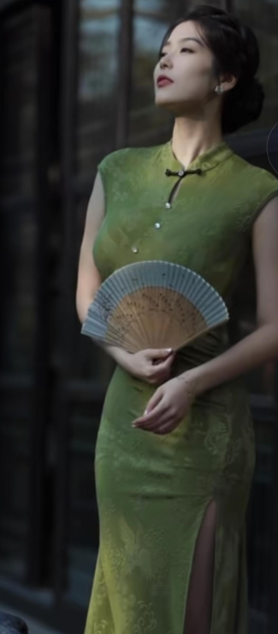 优雅复古风，绿裙配折扇，韵味十足！🌿💃