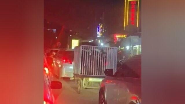 柬埔寨街头铁笼里装人
2026年1月，柬埔寨木牌街头的一段视频引发全网震动：一辆