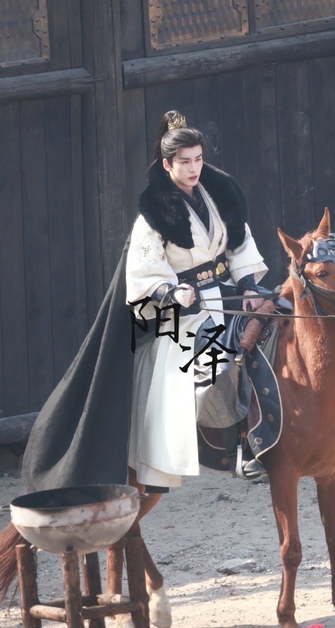 张凌赫谢征白衣黑裘骑马  张凌赫逐玉白衣黑裘披风slay感  张凌赫谢征白衣黑裘