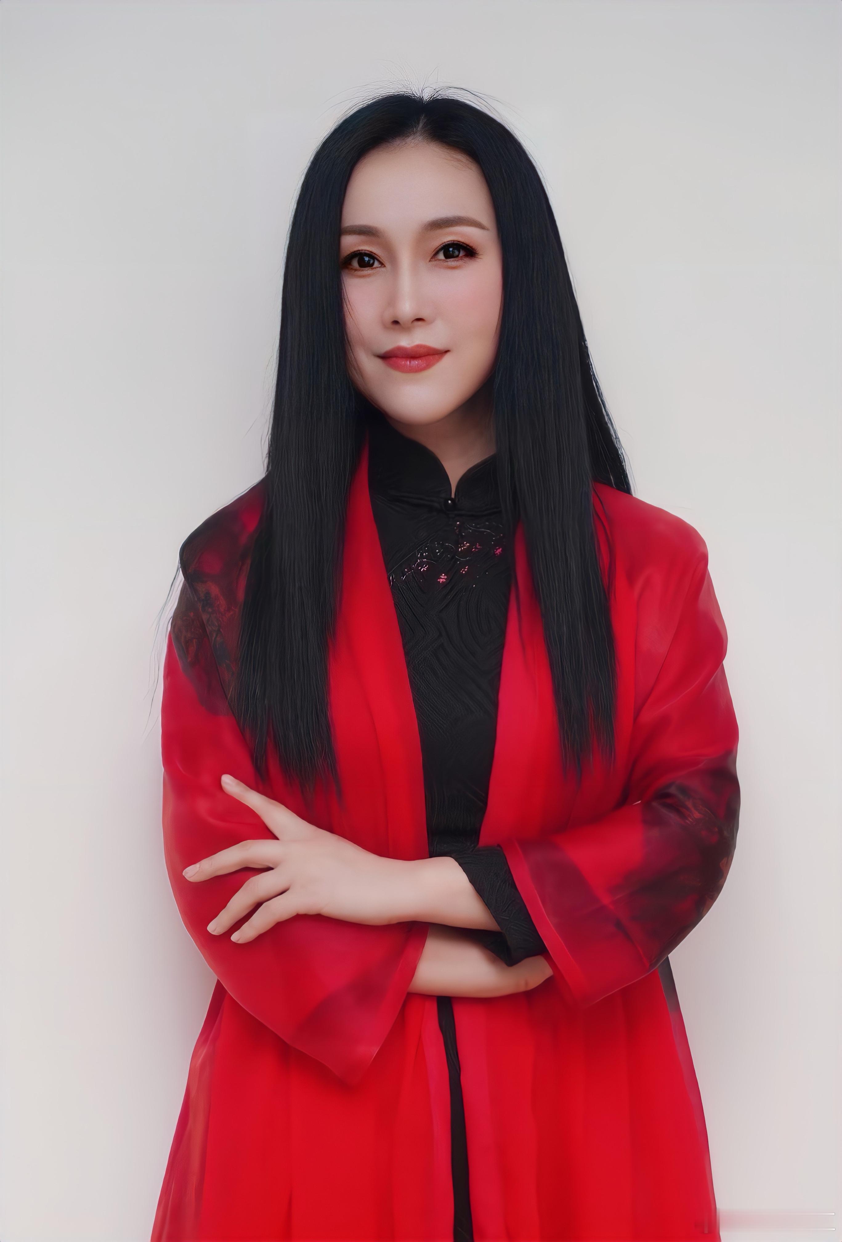 整理衣帽间，把所有红色系的衣服统统收藏起来，仿佛是在与生命的某个阶段画个句号，告
