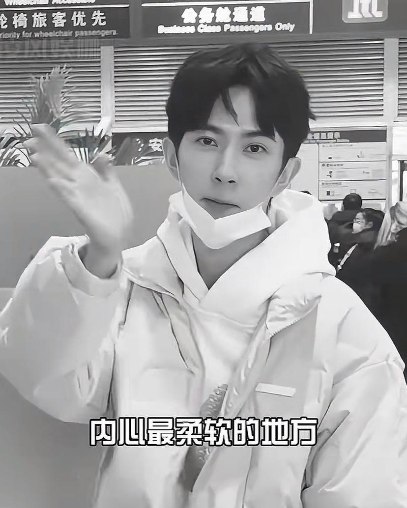 有个明星都攒了2700万粉丝了，这流量放在圈里妥妥的顶流级别吧？可离谱的是，全网