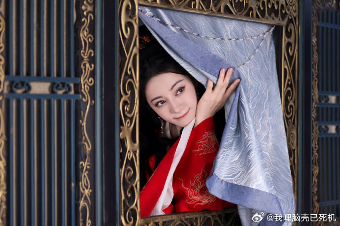 迪丽热巴贺小小可爱上线贺小小人间版 迪丽热巴贺小小可爱上线，贺小小人间版，谁能拒