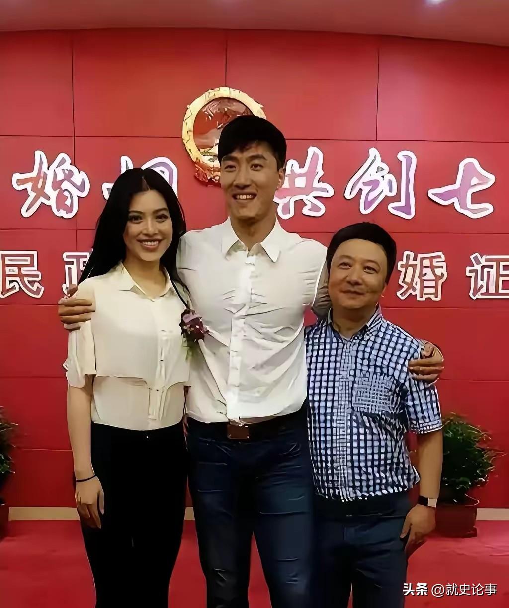 刘翔、葛天领证合影，曾经满眼珍视。镜头下，刘翔紧紧把葛天搂在身侧合影，下意识将她