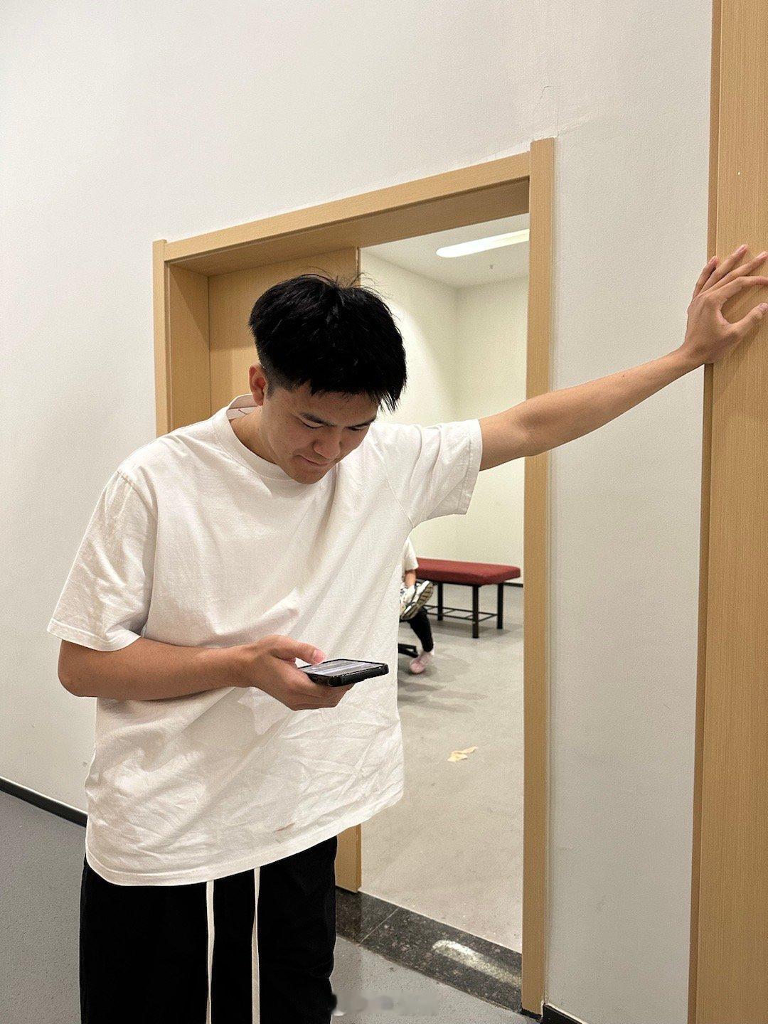 不会是....在查中午的罚单吧[doge]#季后赛谁是大赢家##新疆男篮##小卢