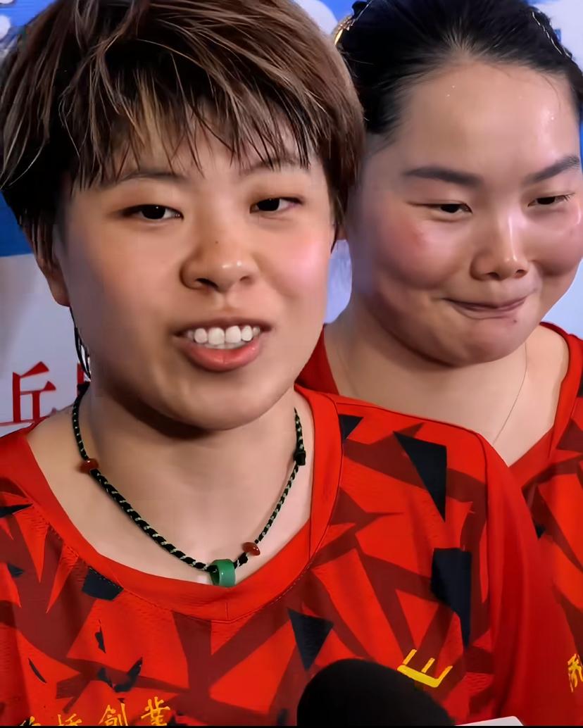 王艺迪开心的发言，一句没想到，何卓佳开心是藏不住的，被快乐包围。

王艺迪说：“