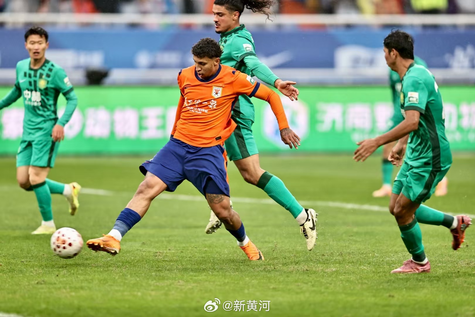 【#泰山队克雷桑首发出战海港#】4月17日晚，泰山队坐镇主场迎战上海海港。赛前，