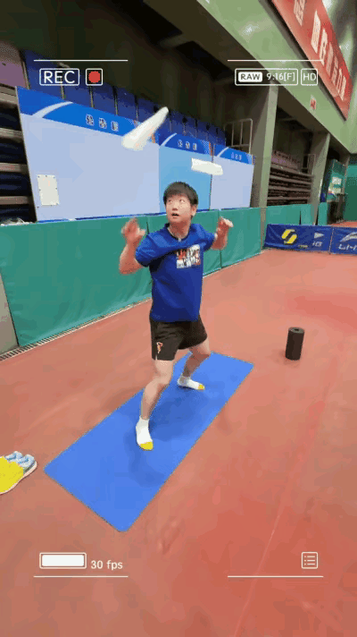 这杂技耍得
都赶上乒乓球了！
玩什么都能出神入化
这就是咱莎莎～

看莎莎活力满