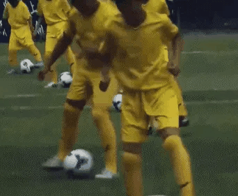 看到以下这段足球操就知道中国足球为什么不行了！
今年女超联赛开幕式上，一群小朋友