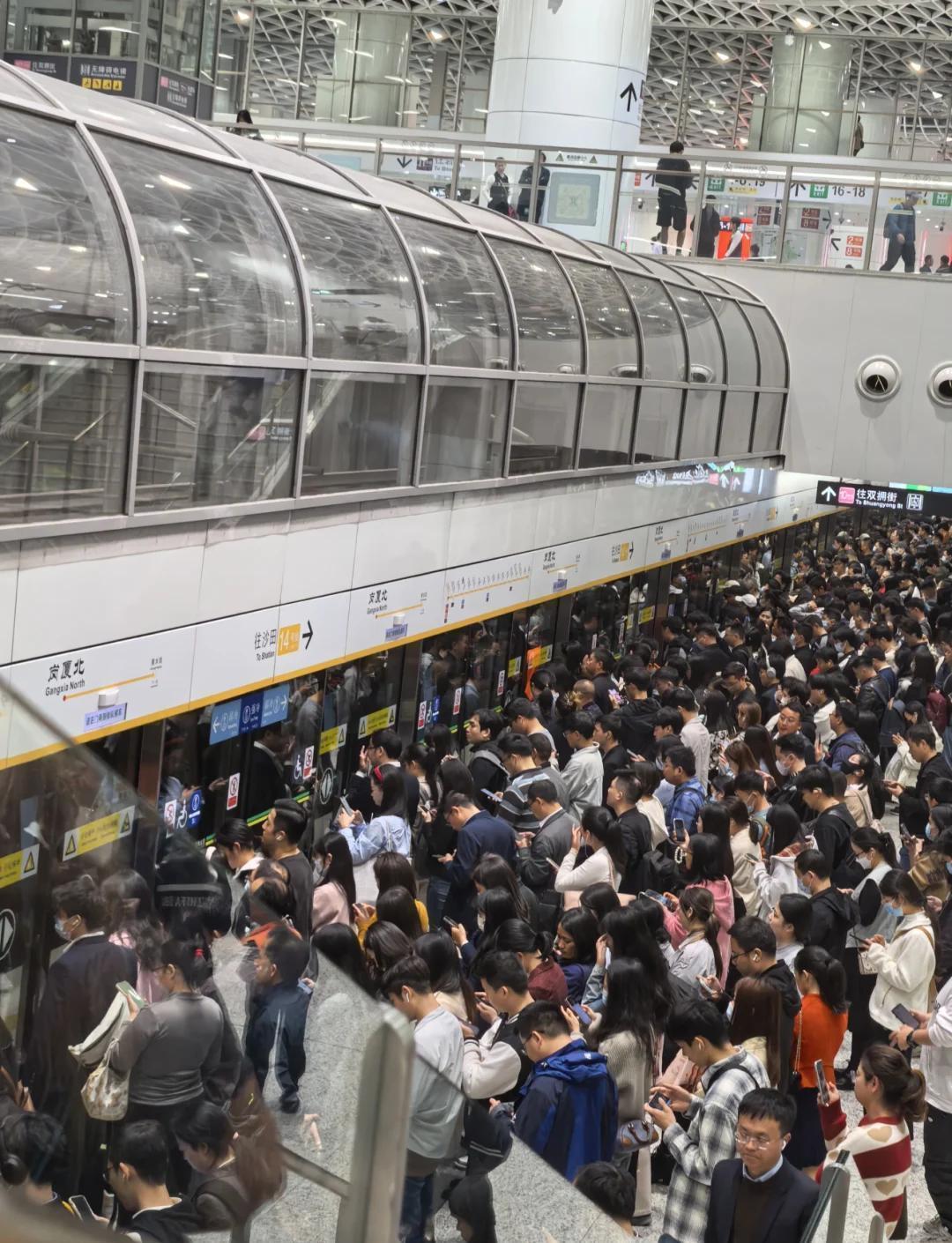 上周五，地铁客流量榜单又一次让人眼前一亮，真没想到这几大城市的出行热度能冲到这么