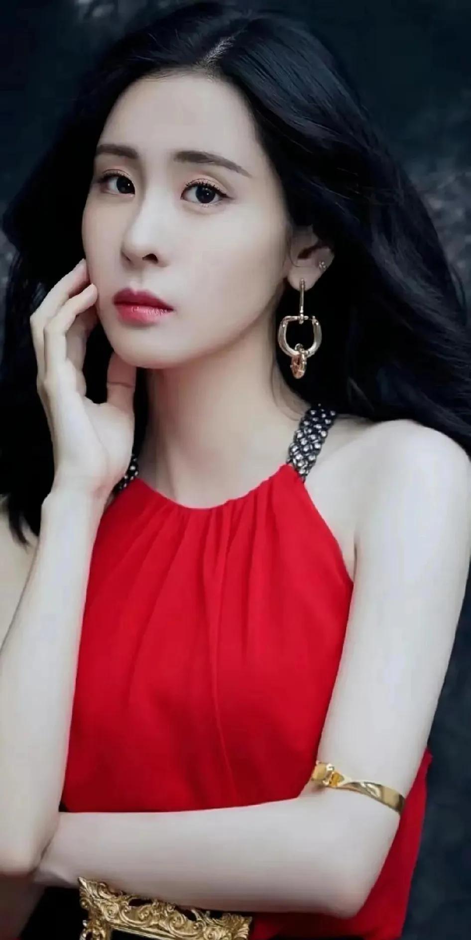 这日，闲的无聊便拿着张碧晨的照片给大娘看，

大娘，你看这姑娘长得漂亮啵！
是一