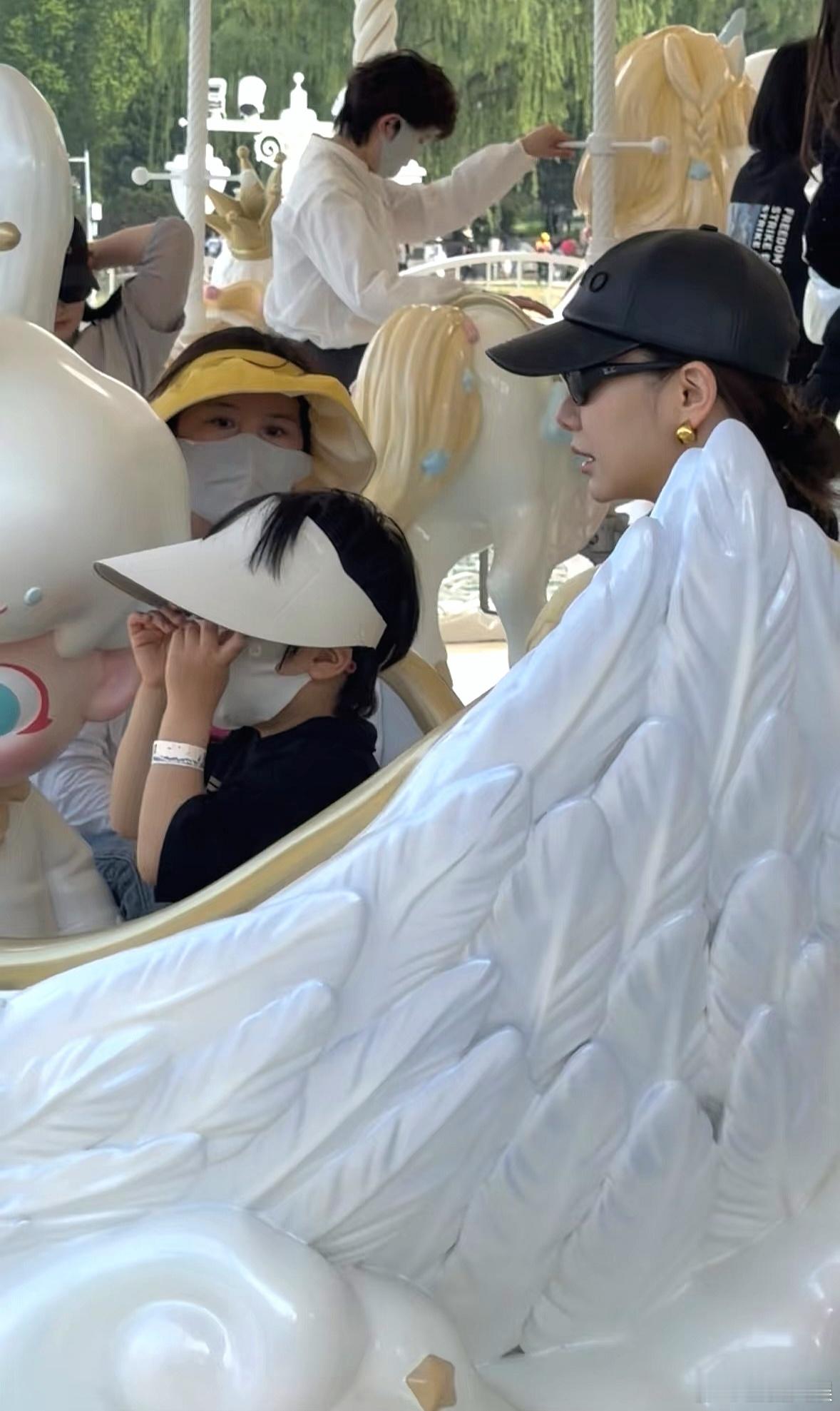 戚薇3岁儿子近照戚薇带3岁儿子逛乐园 戚薇带3岁儿子逛乐园 