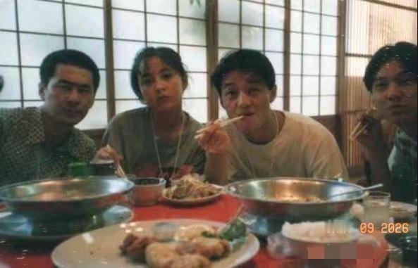 一张老照片：我只认出了浓眉小眼、方颐大耳的陈建斌与头发茂盛、略显板嘴的李亚鹏，那