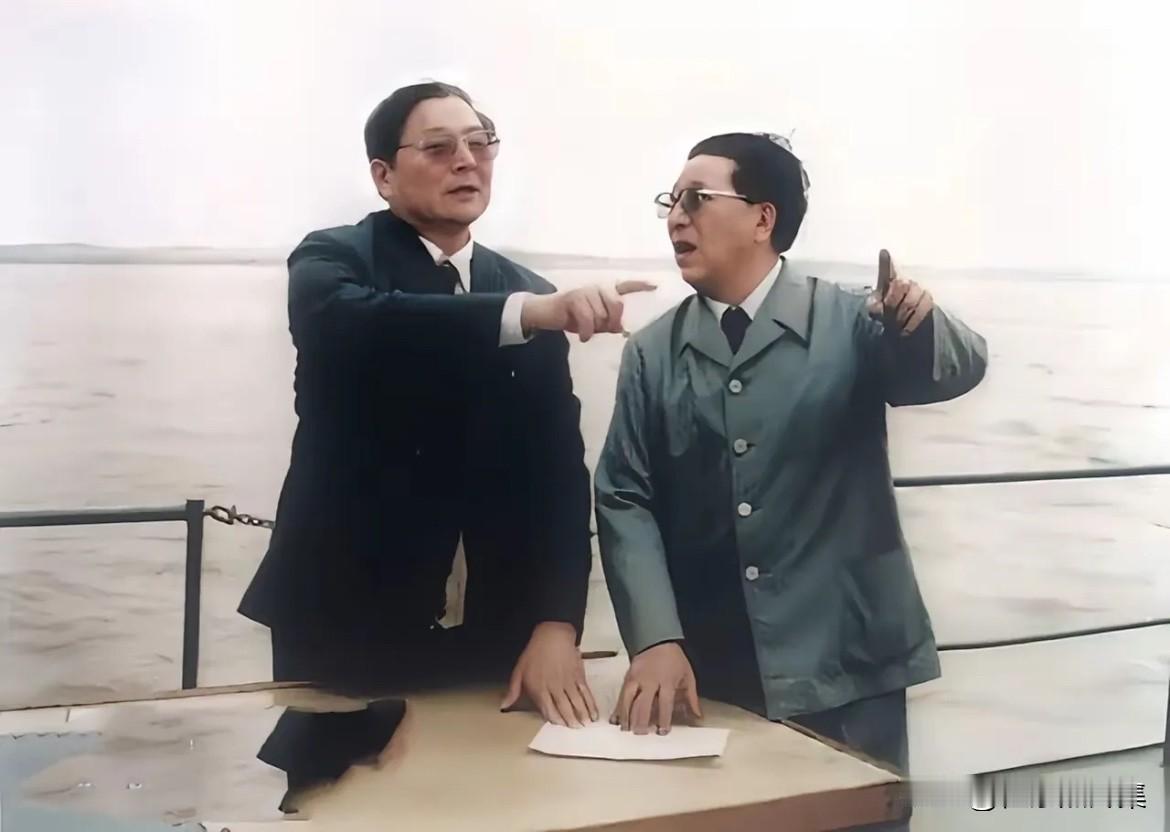 1989年5月，时任国防部长秦基伟将军（右）与南京军区司令员向守志将军（左）重回