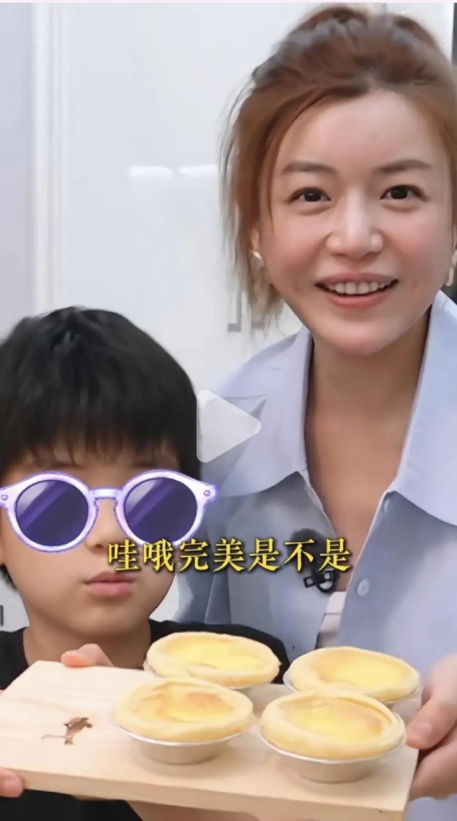 在最新一期《我家那闺女2026》里，43岁的陈妍希坐在家里整理儿子小星星的旧衣服