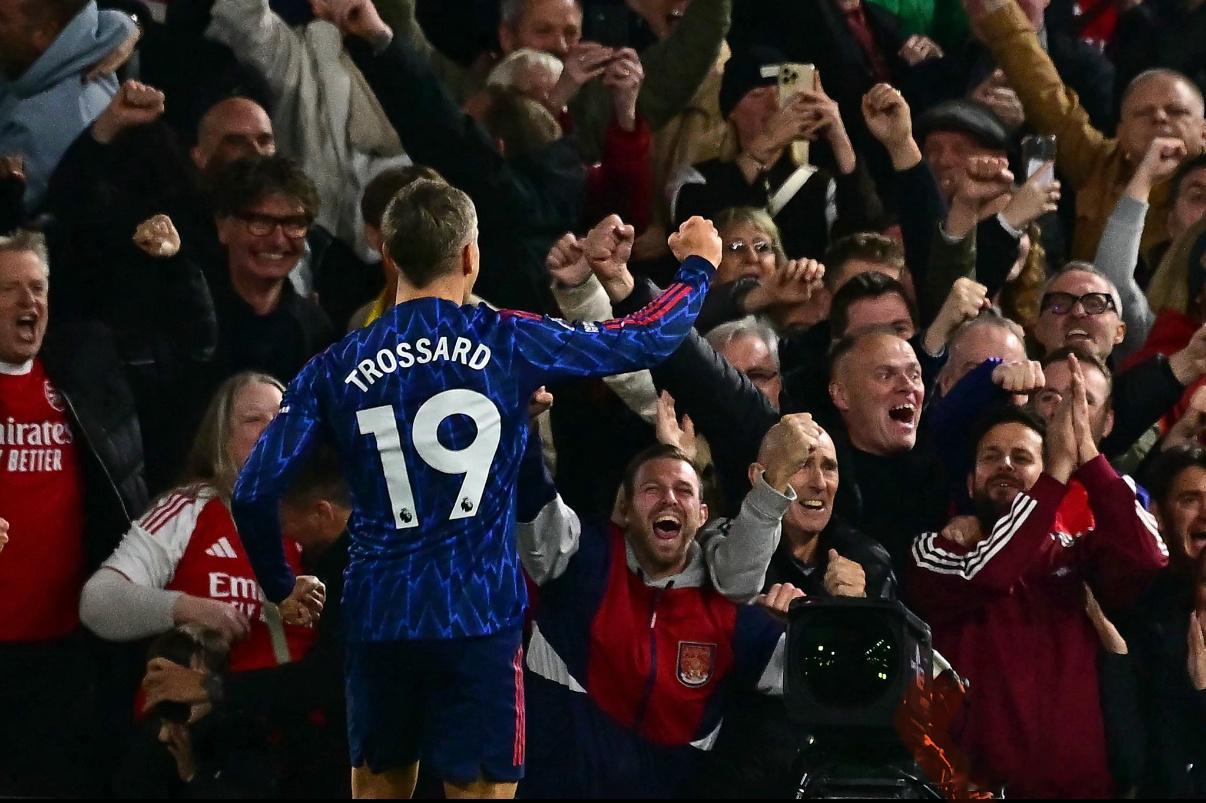 缺少特罗萨德的左路完全沦为弱侧，缺乏创造力。希望T罗可以在下半场改变局面。还有一