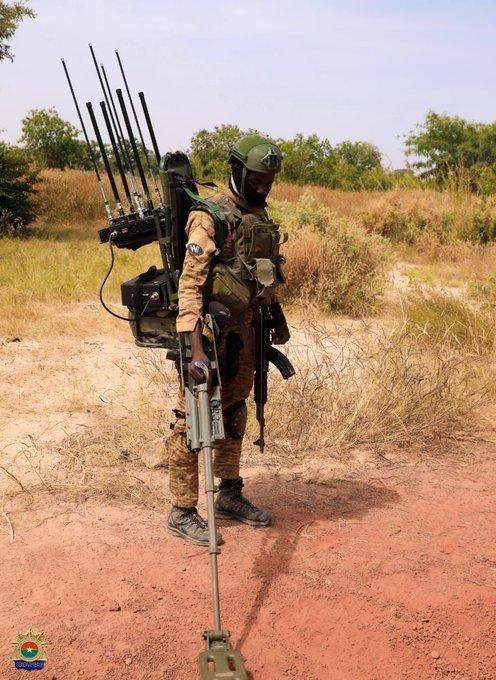 一名布基纳法索士兵使用CEIA金属探测器进行威胁排查。他还配备了便携式反制系统，