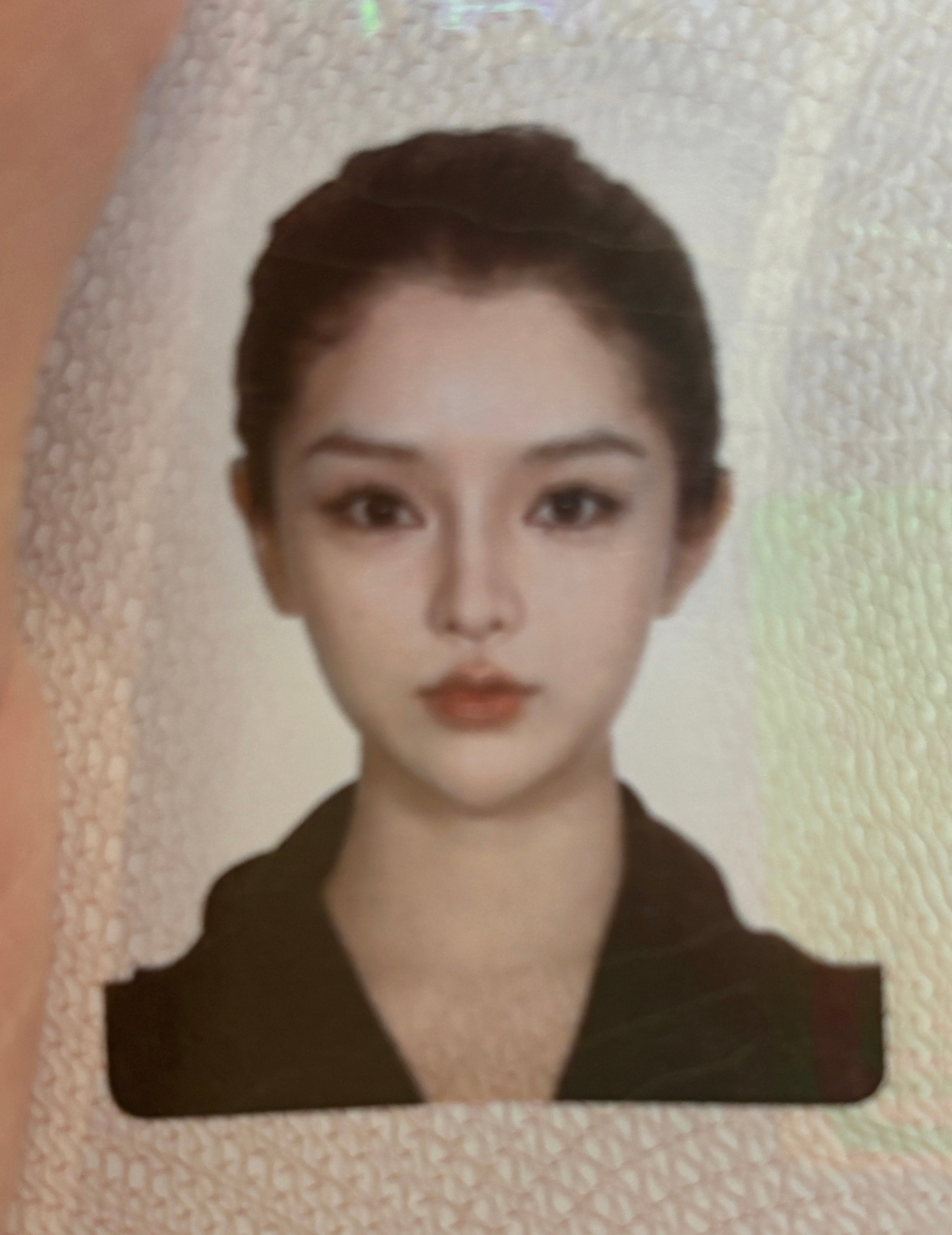一个建议：拍证件照不要涂亮面唇釉，可以选择雾面的唇釉，不然镜面在下唇的反光会视觉