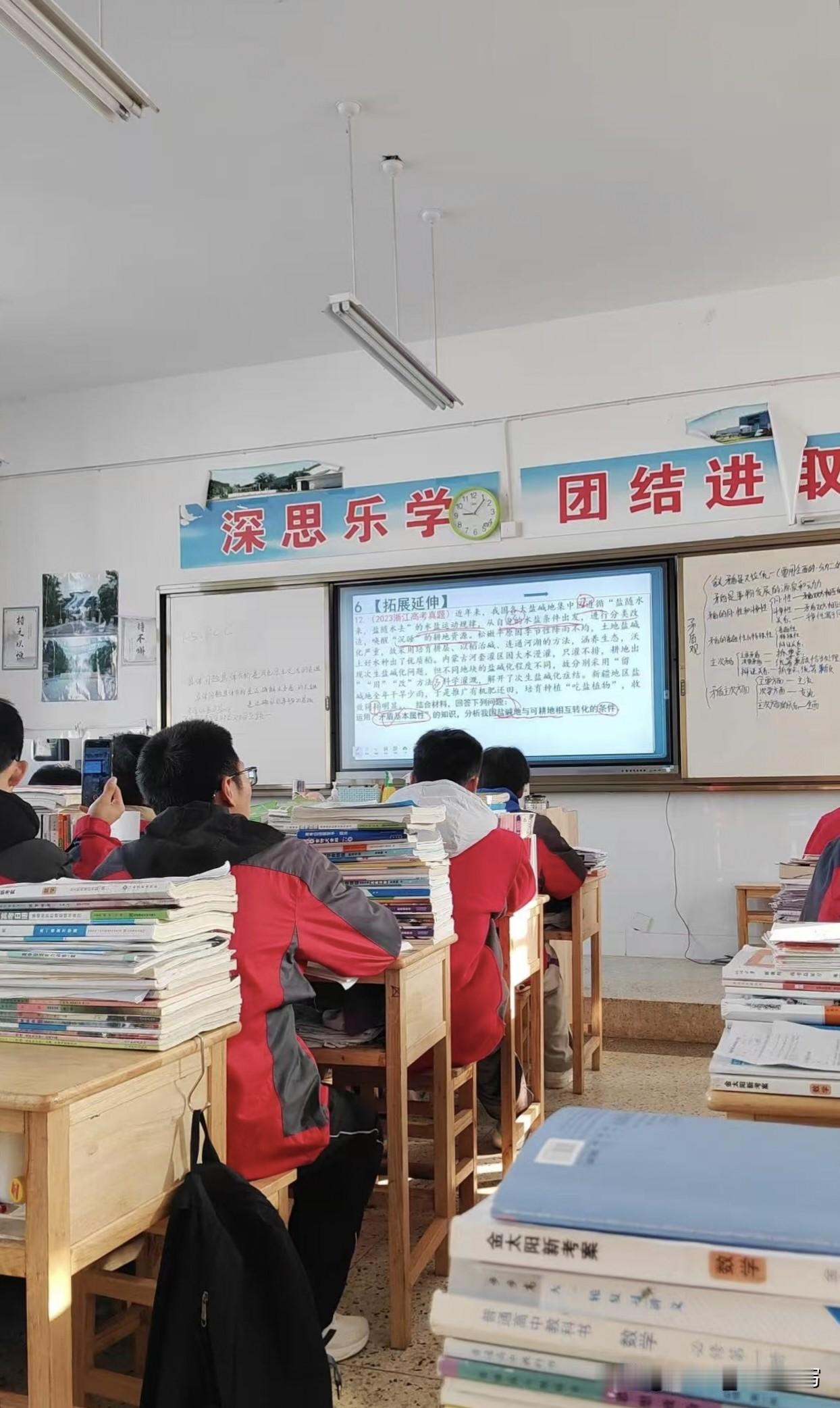 很多人根本就不知道，初中和高中的区别！
 
1、初中靠努力就能逆袭，高中光努力不