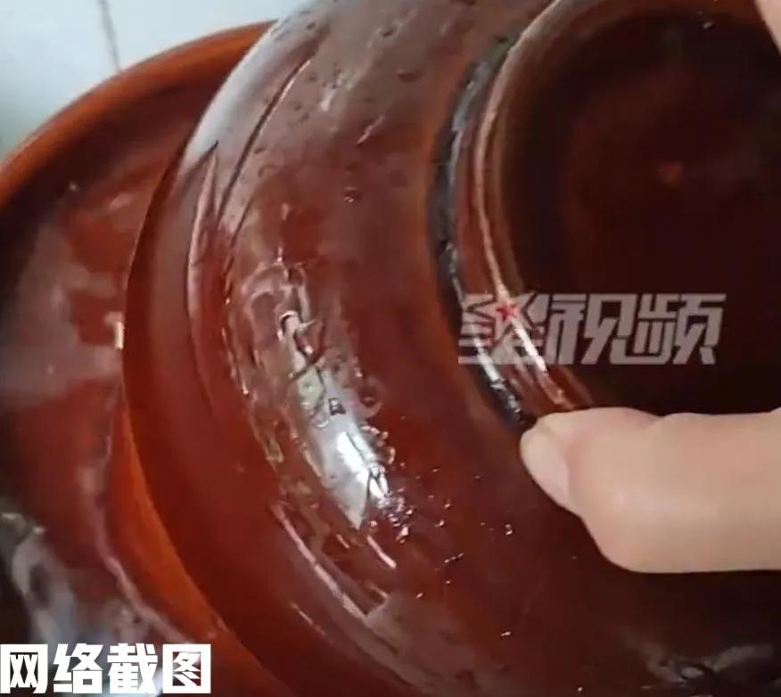 重庆有女子用藠头做泡菜。

女子的辛辛苦苦没有为她换来美味，却因她的疏忽而看到坛