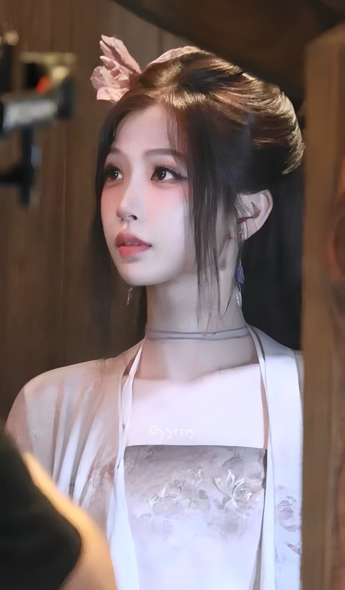 虞书欣这是看剧本还是给自己补光一眼万年的萌物 
