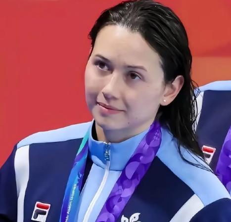 又一次！2026 名古屋亚运颁奖仪式，何诗蓓站上冠军领奖台，国歌响起全程没有开口