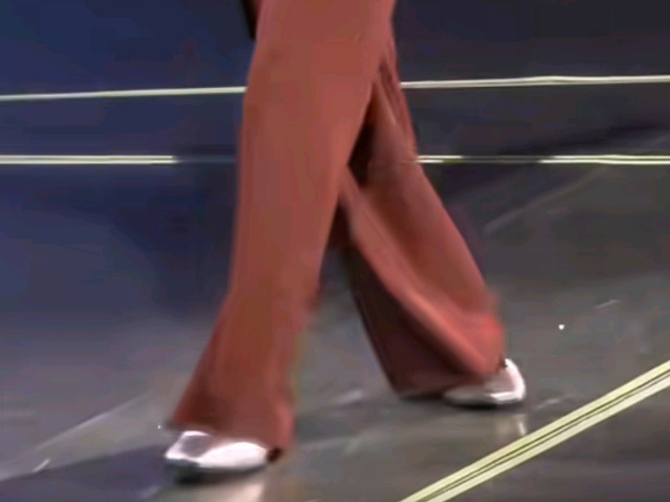 好会穿，我一直看着他穿着这个鞋子走来走去入迷，平底鞋加这种宽松裤子本身就自带温柔