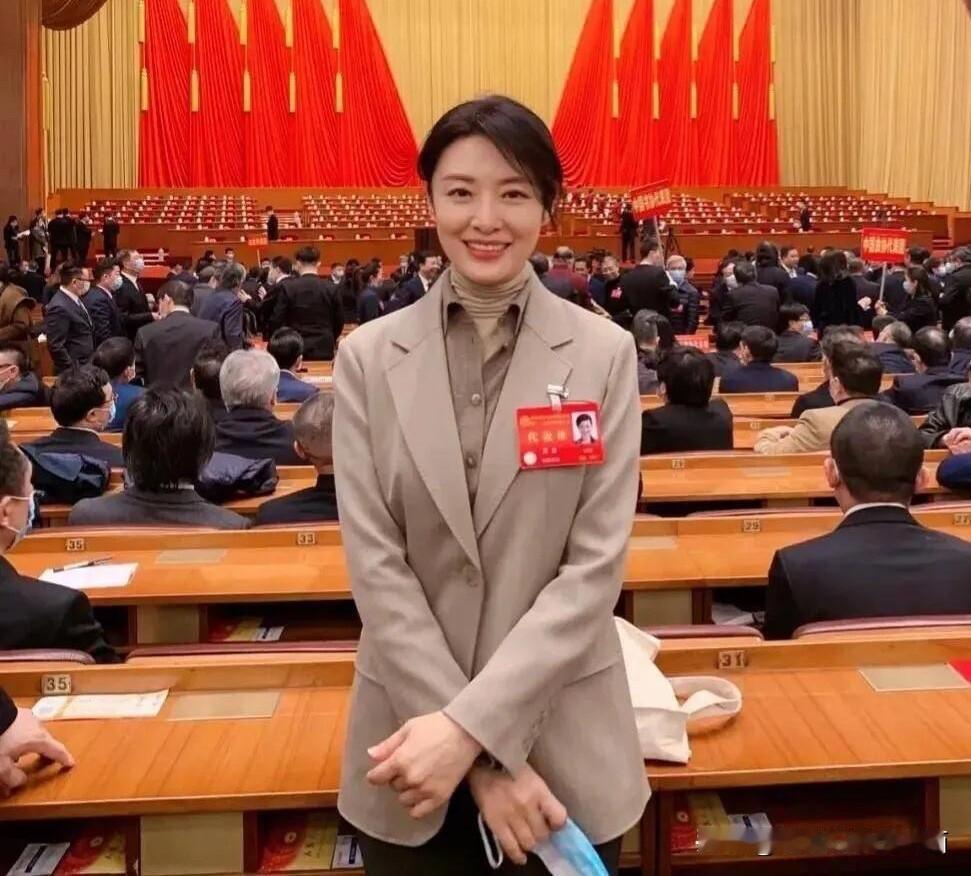 这是我见过最美最有女人味的主持人了，50多岁了面容姣好，身材匀称，看起来就像40