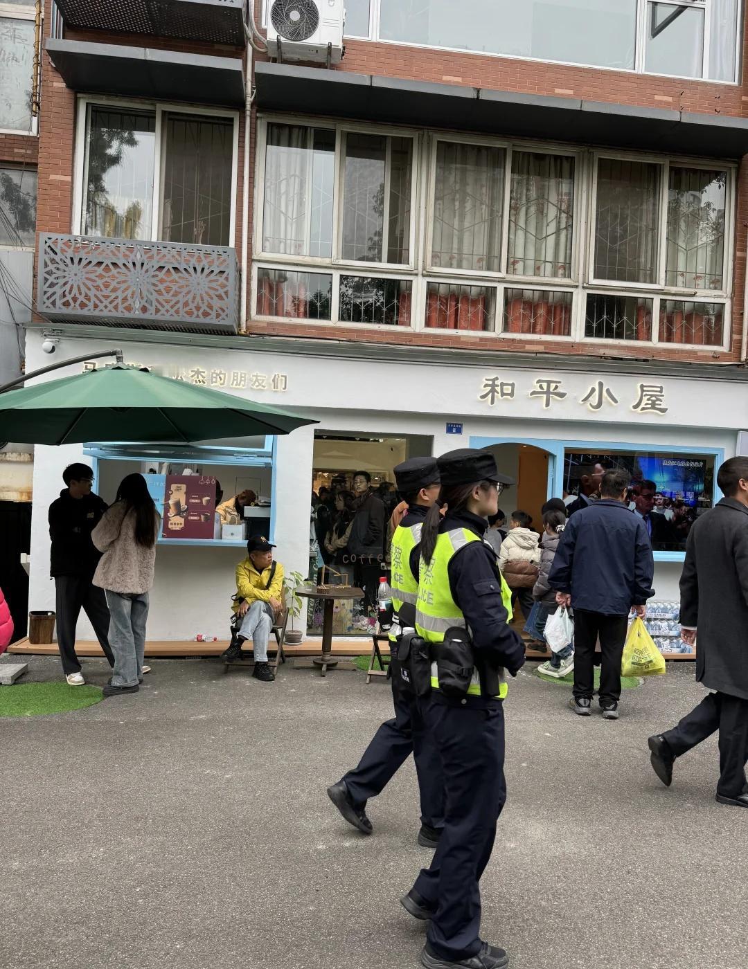 今日和平小屋现状。。。人很多，也很有序
今天的现场很有序
和平小屋就应该是这个样